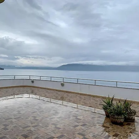 Stunning, Spacious, Beachfront In Apartamento Vlorë