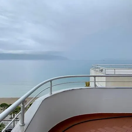 Apartamento Stunning, Spacious, Beachfront In Vlorë