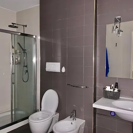Stunning, Spacious, Beachfront In Apartamento Vlorë