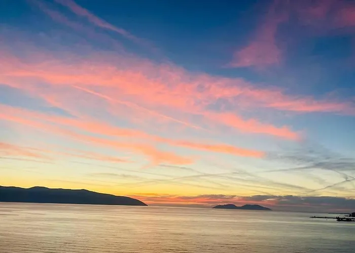 Apartment Stunning, Spacious, Beachfront In *