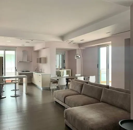Apartment Stunning, Spacious, Beachfront In *