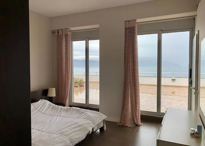 Apartment Stunning, Spacious, Beachfront In