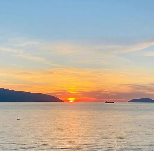 Stunning, Spacious, Beachfront In Apartment *